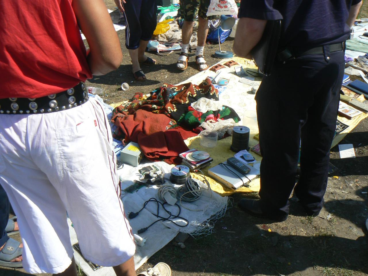 Jandarmii din Cluj au confiscat peste 100 de DVD-uri si CD-uri piratate