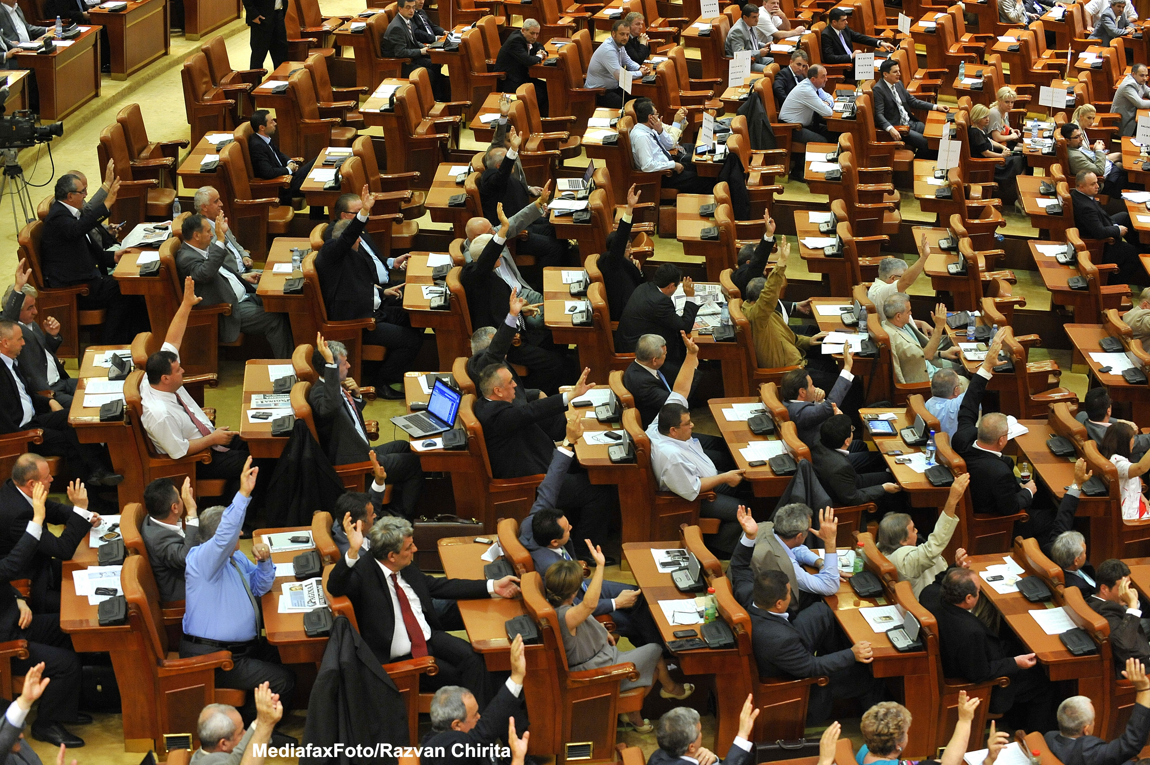 Parlamentarii au adoptat un proiect de modificari la Codul Muncii. Cum poate fi recuperat concediul de odihna restant