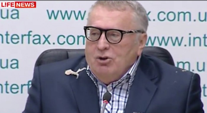 Vladimir Jirinovski, atacat cu varza murata, cand a anuntat cresterea pretului la petrol. VIDEO