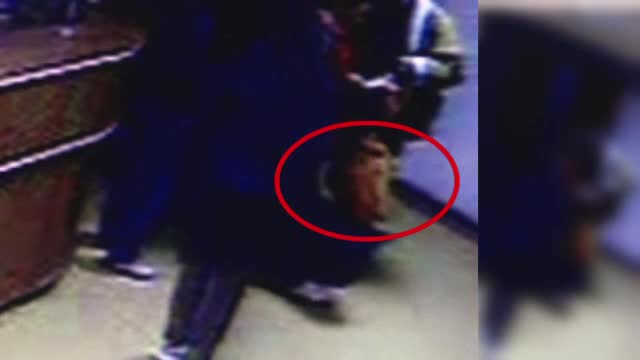 CAMERA DE SUPRAVEGHERE.Un prunc a fost abandonat de mama sa langa spital,la cateva ore de la nastere