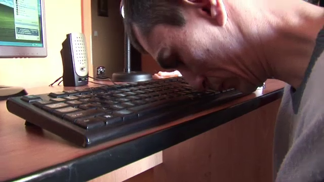 Visul lui Marius, tanarul care a invatat sa scrie cu nasul: "Lasati-ma sa fac si eu scoala"