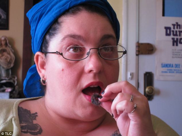 Dependenta inexplicabila a unei femei. Un post de televiziune a realizat un documentar despre ea