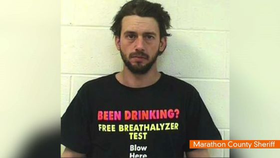 Ce avea scris pe tricou un barbat care a fost arestat pentru conducere sub influenta alcoolului.FOTO