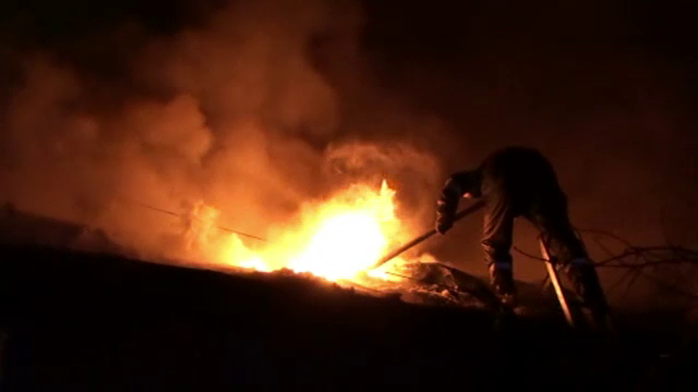 O mama si copilul ei ar fi ars intr-un incendiu daca fetele de la videochat nu dadeau alarma