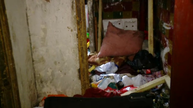 Focar de infectie intr-un bloc din sectorul 6. Doua femei au adunat munti de gunoaie in apartament
