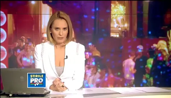 Imagini incredibile cu Jean Claude Van Damme. Actorul bea si danseaza intr-un local din Capitala