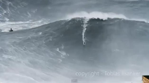 VIDEO. Un surfer stabileste noul record mondial: a invins un val inalt de 30 de metri