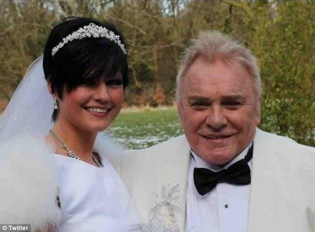 Ei spun ca traiesc o iubire de basm. Lumea are dubii cand afla diferenta de varsta dintre ei