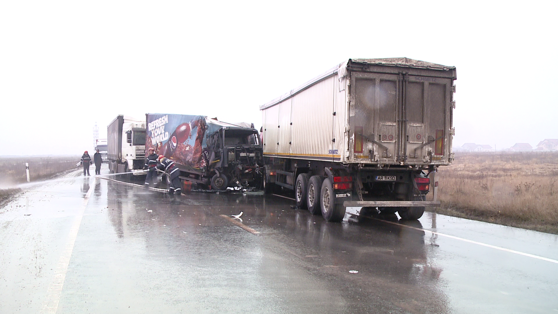 Trei TIR-uri s-au ciocnit pe centura Timisoarei. Doua persoane au ajuns la spital