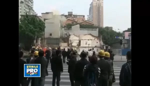 Casa inghitita de groapa in China