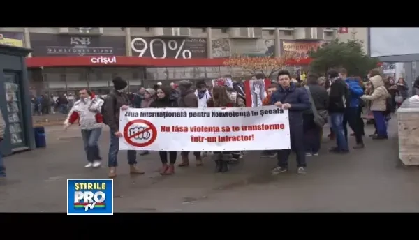 Peste 300 de elevi din Oradea au participat la un mars de protest impotriva violentei in scoli