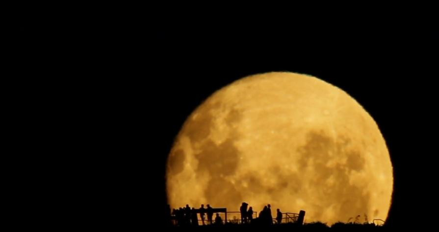 Oamenii de stiinta anunta ca apa descoperita pe Luna are aceeasi origine ca apa de pe Terra