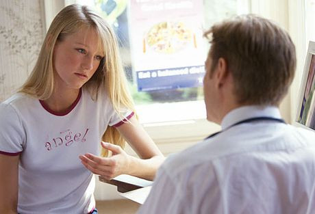 Aveti o fiica adolescenta? Trebuie sa o pregatiti pentru primul consult ginecologic