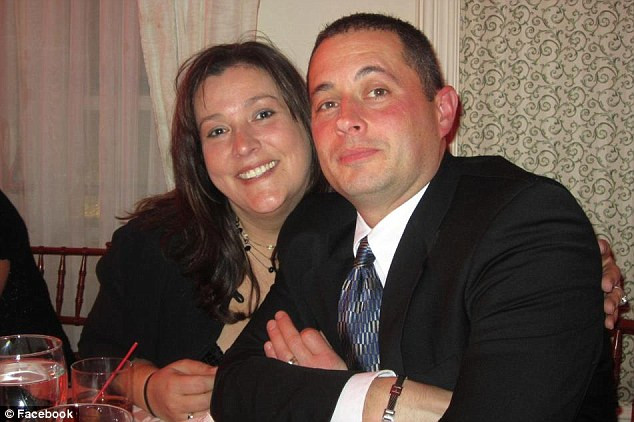 "Sotul meu s-a sinucis dupa ce sefa lui l-a obligat sa faca sex". Povestea unui ofiter din New York