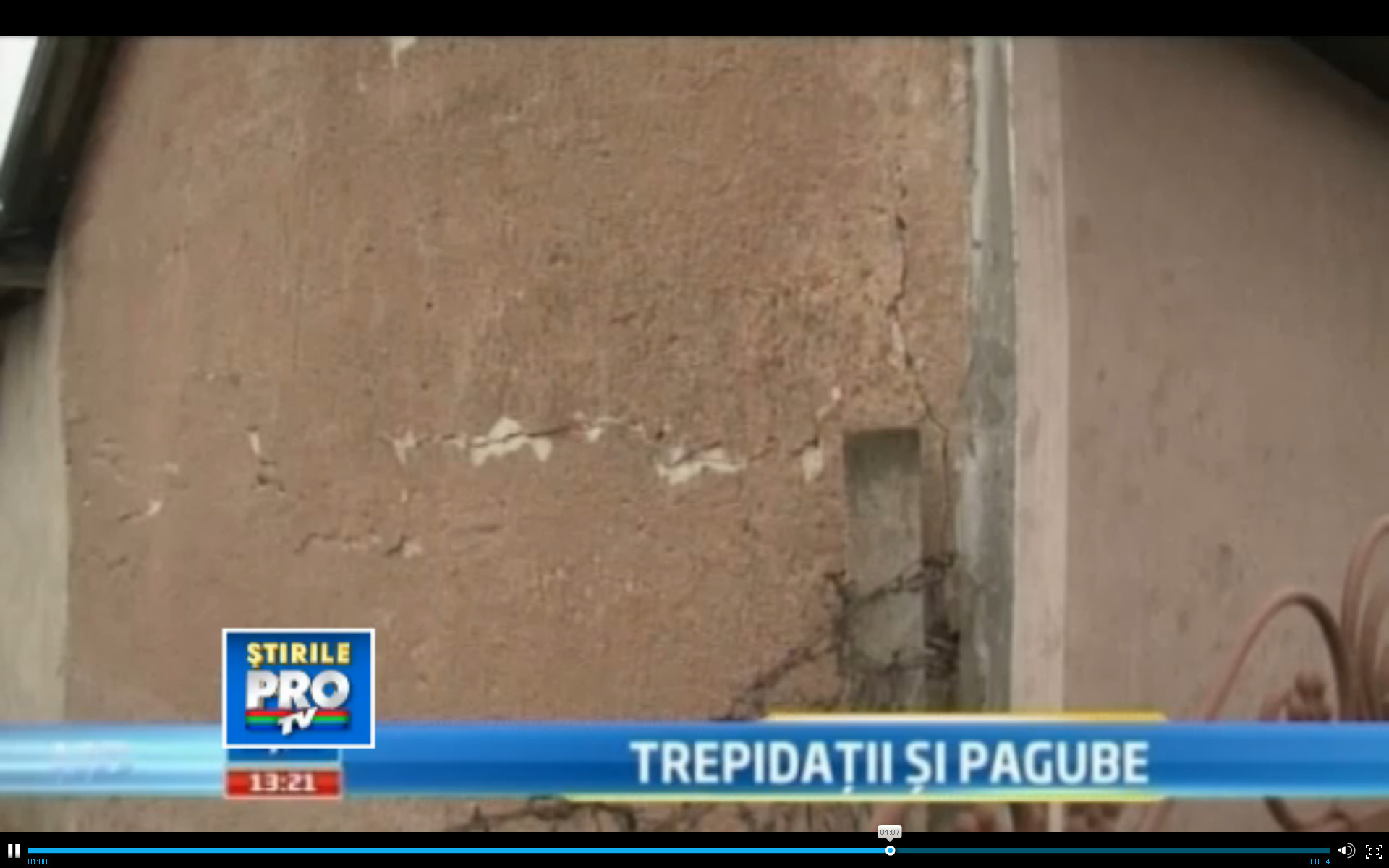 Case in pericol, din cauza gropilor de pe DN1. De fiecare data cand trece un TIR, parca e cutremur