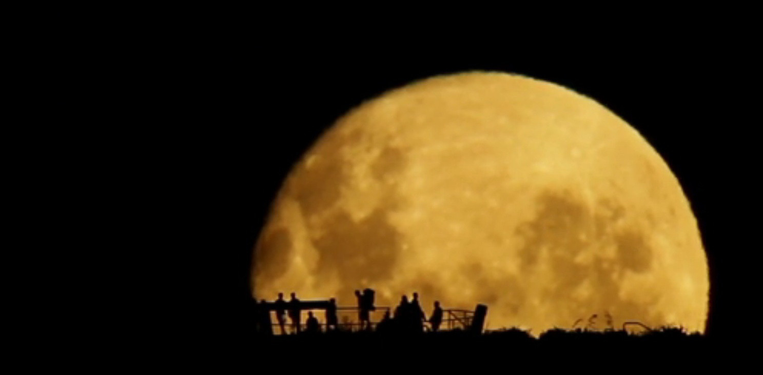 Rasarit de Luna plina, filmat in timp real! VIDEO