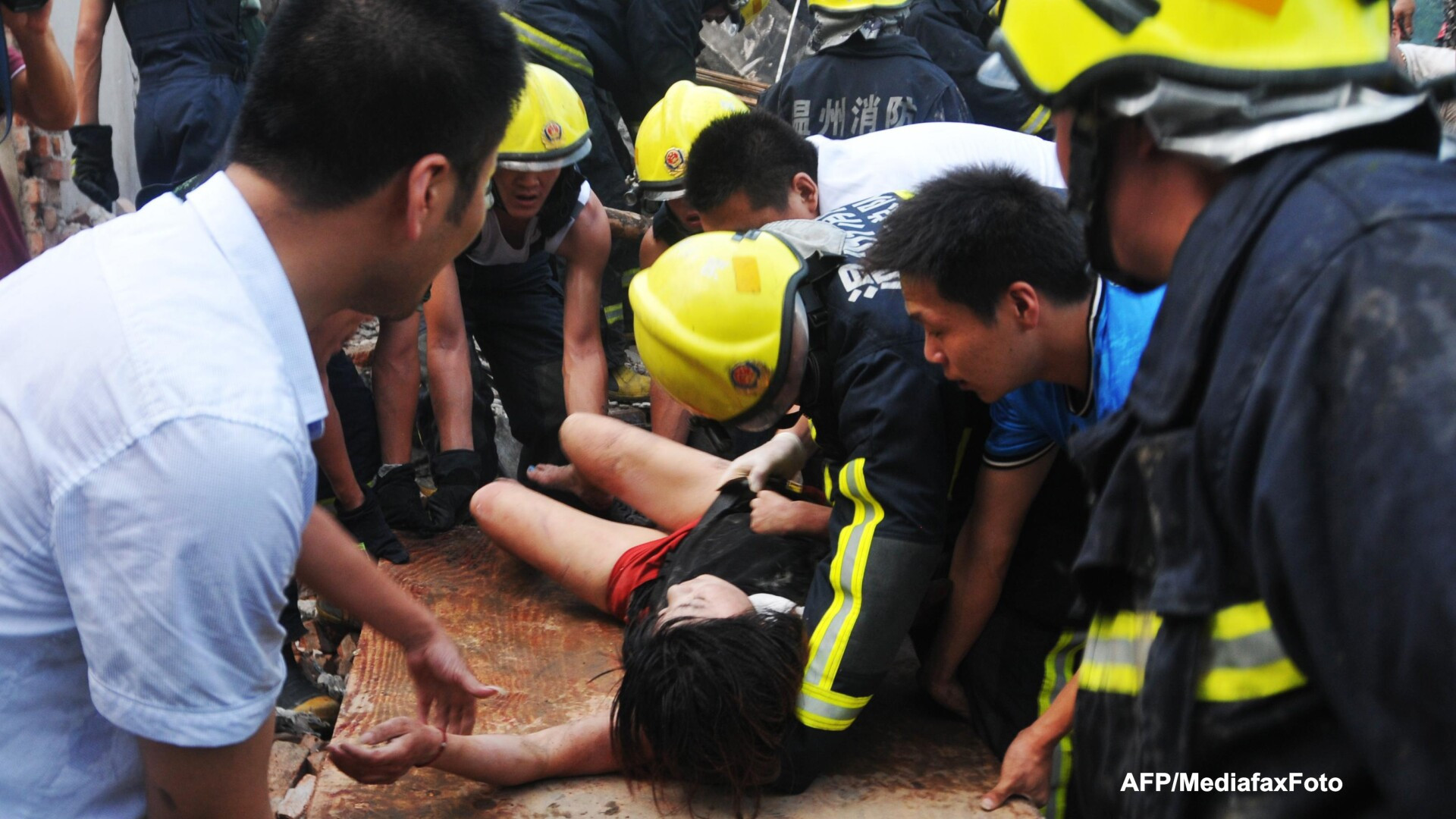 Un pod din China s-a prabusit dupa explozia unui camion cu petarde. Cel putin 26 de oameni au murit