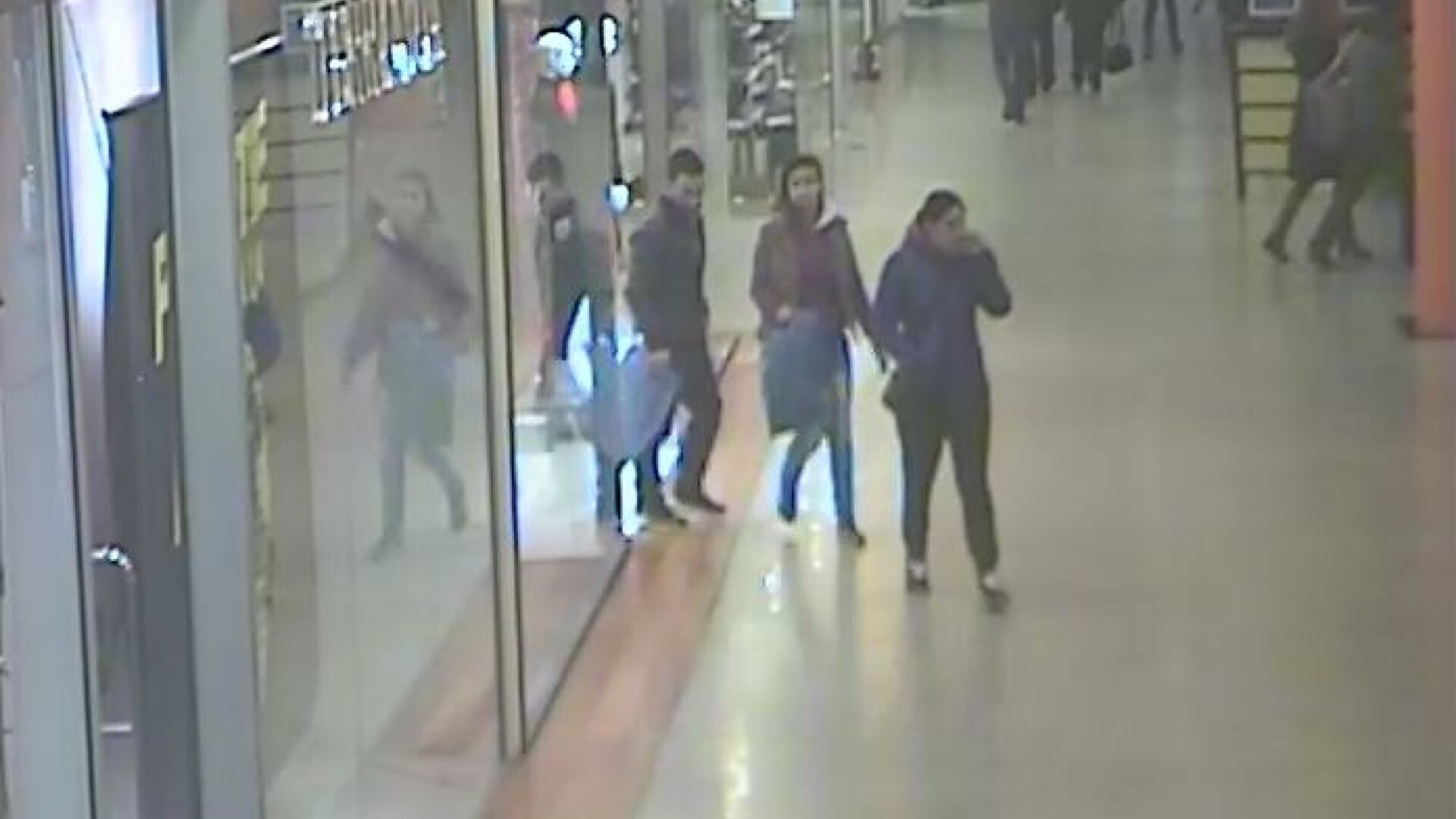 Minori obligati de doi adulti sa fure haine din magazinele dintr-un centru comercial din Timisoara