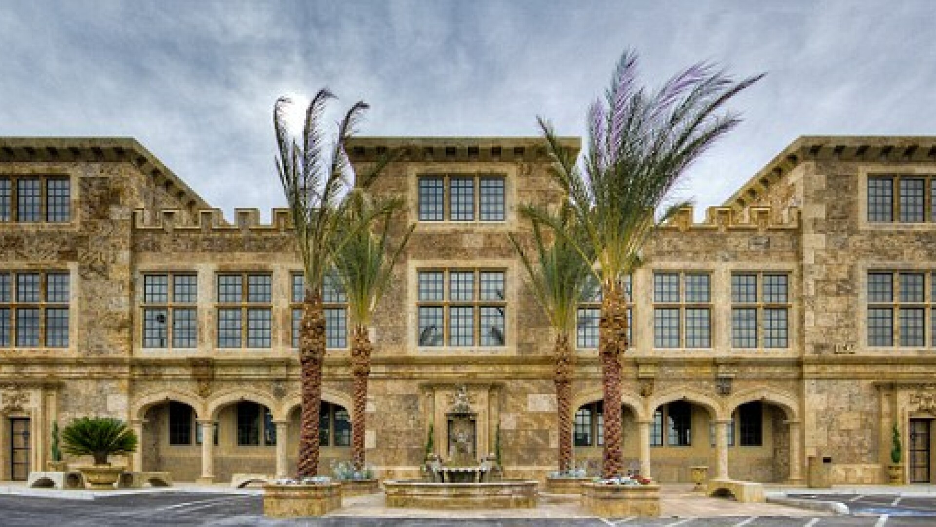 ASA arata casa construita din 500.000 de sticle de bere! VIDEO