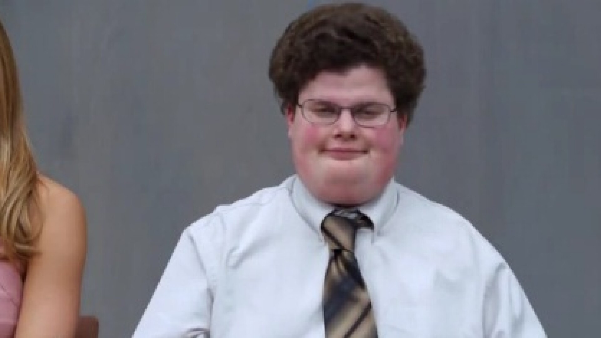 Uita-te cu atentie la el. S-a sarutat cu una dintre cele mai frumoase femei din lume. VIDEO