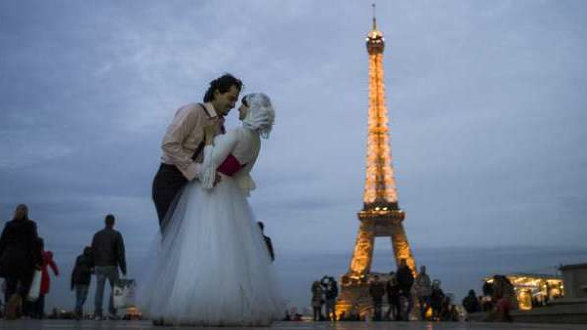 "Orasul luminilor stinse". Magazinele si cladirile din Paris, obligate sa stinga luminile noaptea