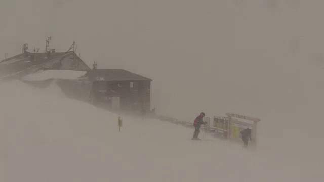 Vant de 80 km pe ora, ninsoare puternica, ger si ceata. Ce i-a asteptat pe turisti in muntii Bucegi