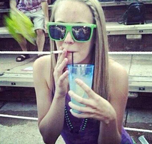 Imaginile care au facut ca o profesoara de 23 ani sa fie concediata. Cum s-a fotografiat pe internet