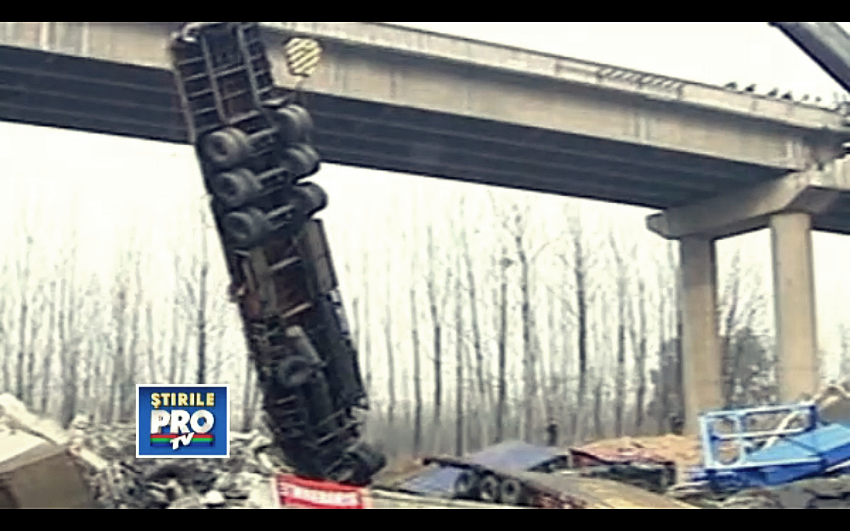 Imagini spectaculoase de la explozia camionului din China care a distrus un pod. VIDEO
