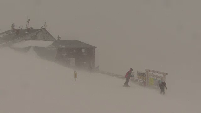 Vreme capricioasa la munte. Partiile din Sinaia si Azuga, inchise din cauza vantului puternic