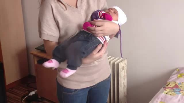 Preoti in rol de mediatori. Cum se implica Biserica in cazurile tinerelor insarcinate si abandonate