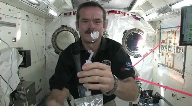 Cum se spala pe maini astronautii in spatiu: VIDEO