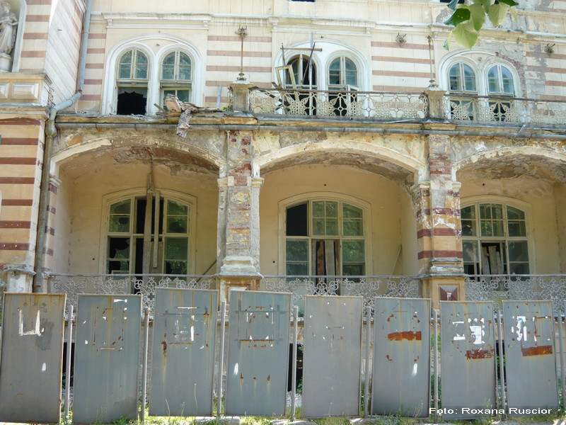cladiri in ruina, statiunea Baile Herculane