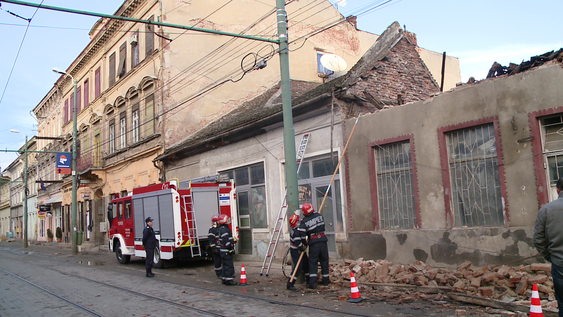 Acoperisul unei case din zona Pietei Traian s-a prabusit. Din fericire, nimeni nu a fost ranit