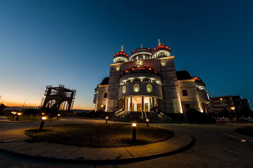 Cum au ajuns clopotele de 217.000 de euro ale catedralei de la Mioveni o "investitie strategica"