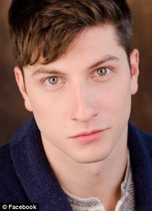 Momentul terifiant in care un actor ia foc pe scena operei din Chicago. Ramane desfigurat pe viata