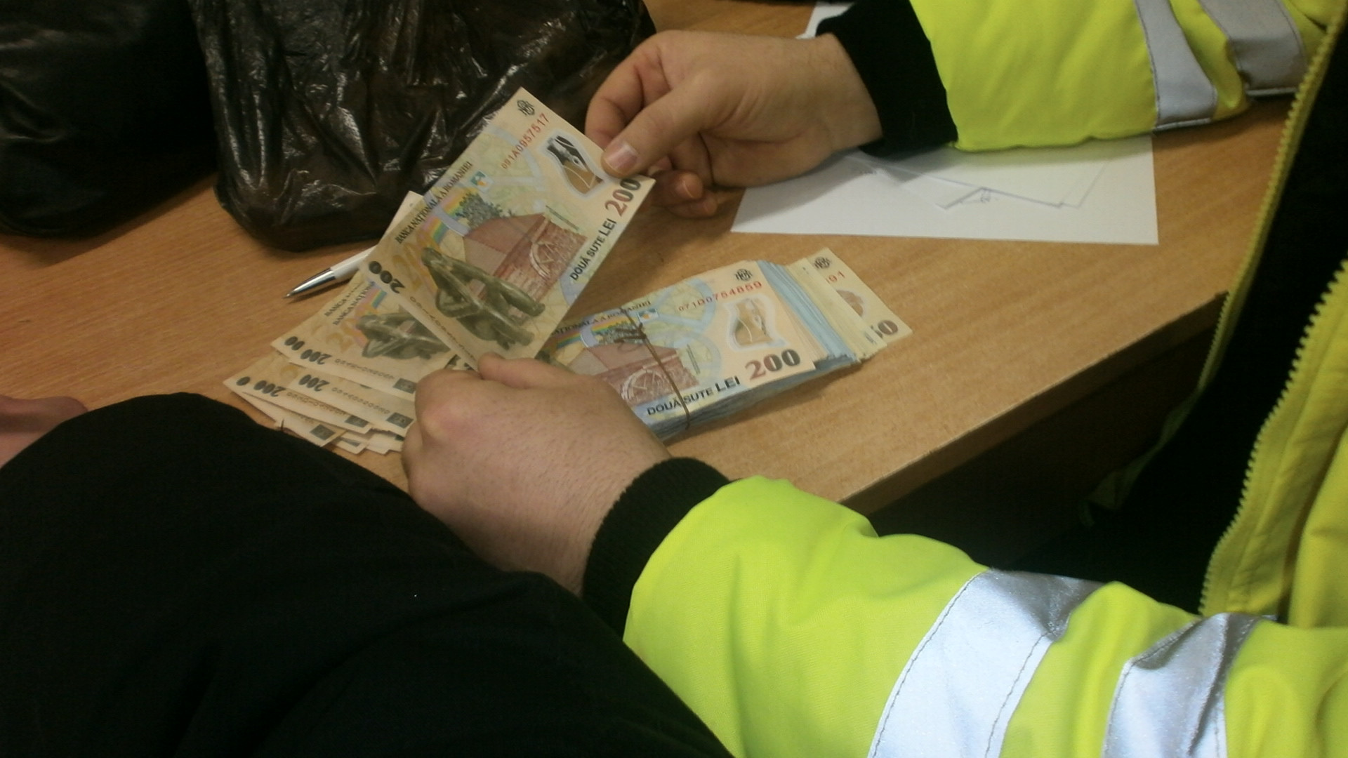 Au incremenit cand au deschis o punga gasita pe strada. Doua femei au mers imediat la politie