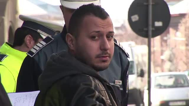 Taximetristul din Craiova acuzat ca a lovit cu masina un politist local: "A facut un gest teatral"