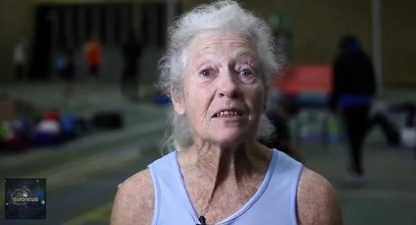 VIDEO. O pensionara de 77 de ani este campionara mondiala la saritura cu prajina. Are 42 de medalii