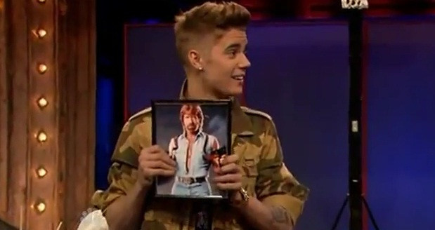 Justin Bieber: Sunt fiul secret al lui Chuck Norris. VIDEO