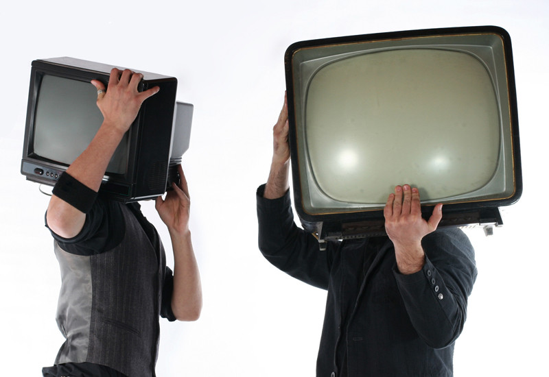 La ce pericol se expun barbatii care petrec mult timp in fata televizorului