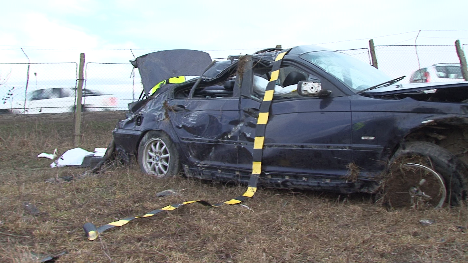 Un sofer a vrut sa ajunga la Deva, dar a ajuns la spital. Masina s-a rostogolit 10 metri pe camp