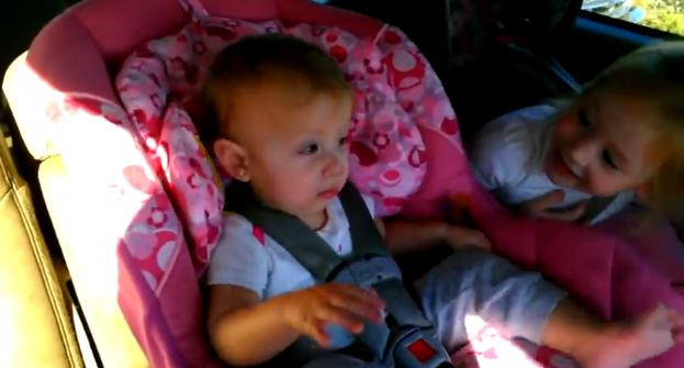 Cum reactioneaza acest copil cand aude "Gangnam Style". Clipul de 800.000 vizualizari in doua zile