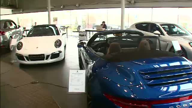 Desi economia bate pasul pe loc, romanii cumpara tot mai multe masini de lux