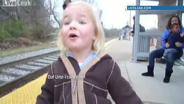 Fetita care a cucerit internetul. Cum se bucura atunci cand vede, pentru prima oara, ca vine trenul