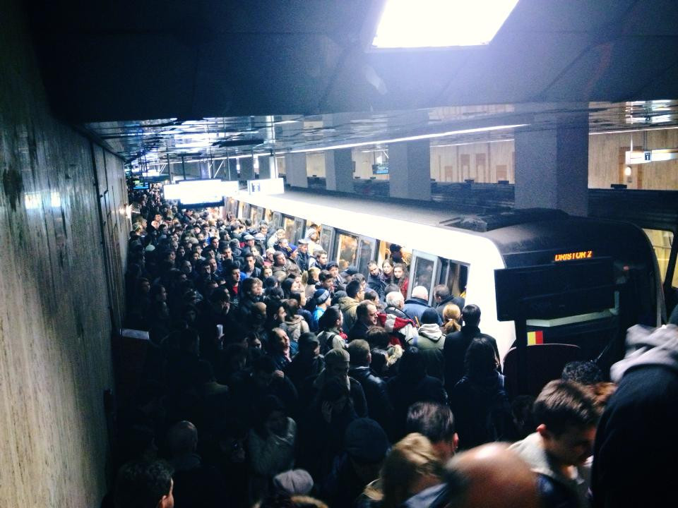 Metrou blocat intre statii."Va rugam coborati in tunel si mergeti pe jos pana la prima statie"