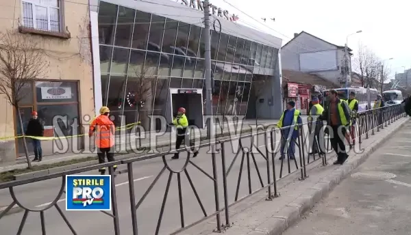 Misiune neobisnuita pentru voluntarii de la Salvo. Au indepartat turla unei cladiri. VIDEO