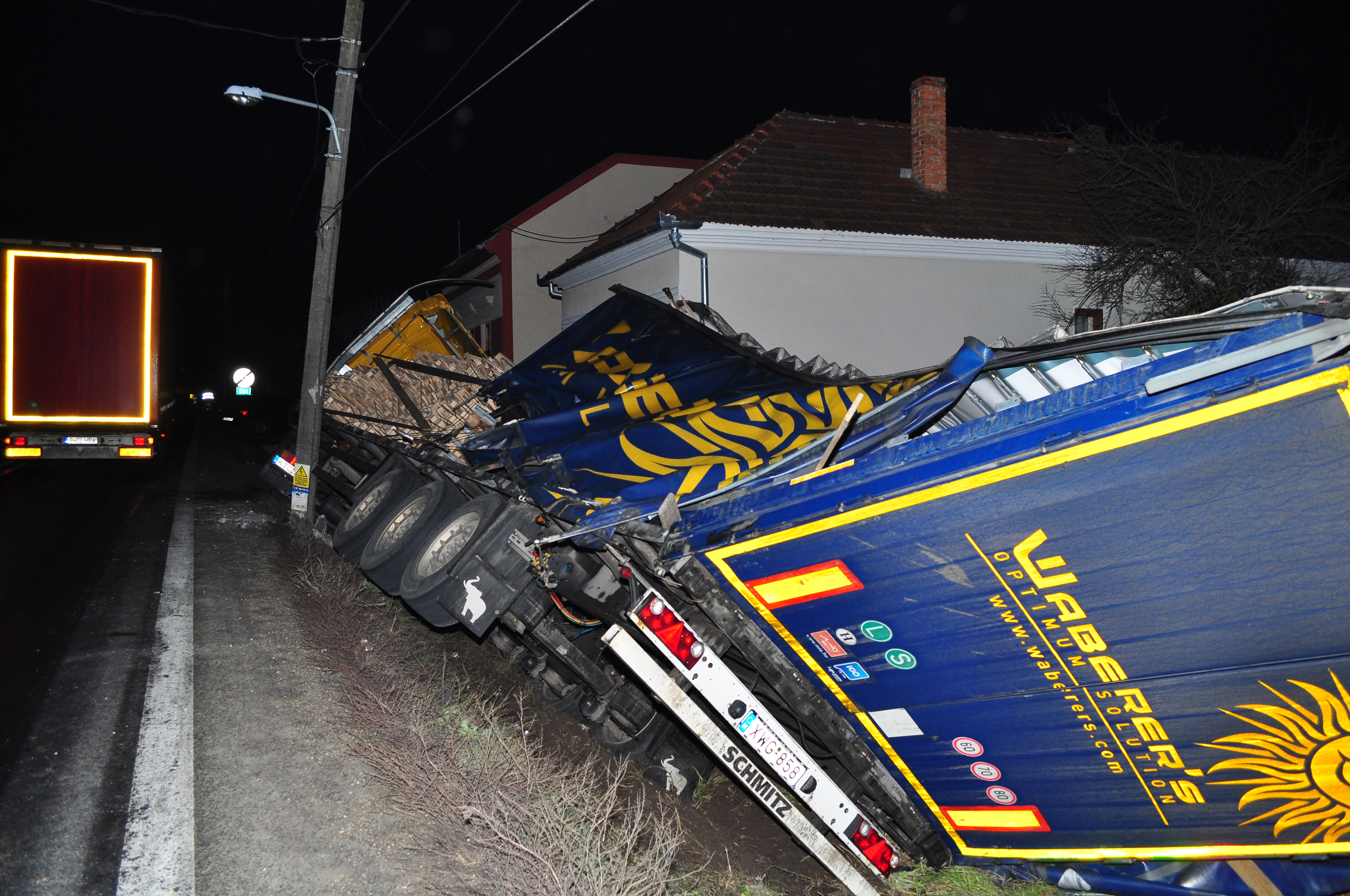 Un barbat din Bistrita a scapat ca prin minune dupa ce a cazut cu TIR-ul intr-o prapastie