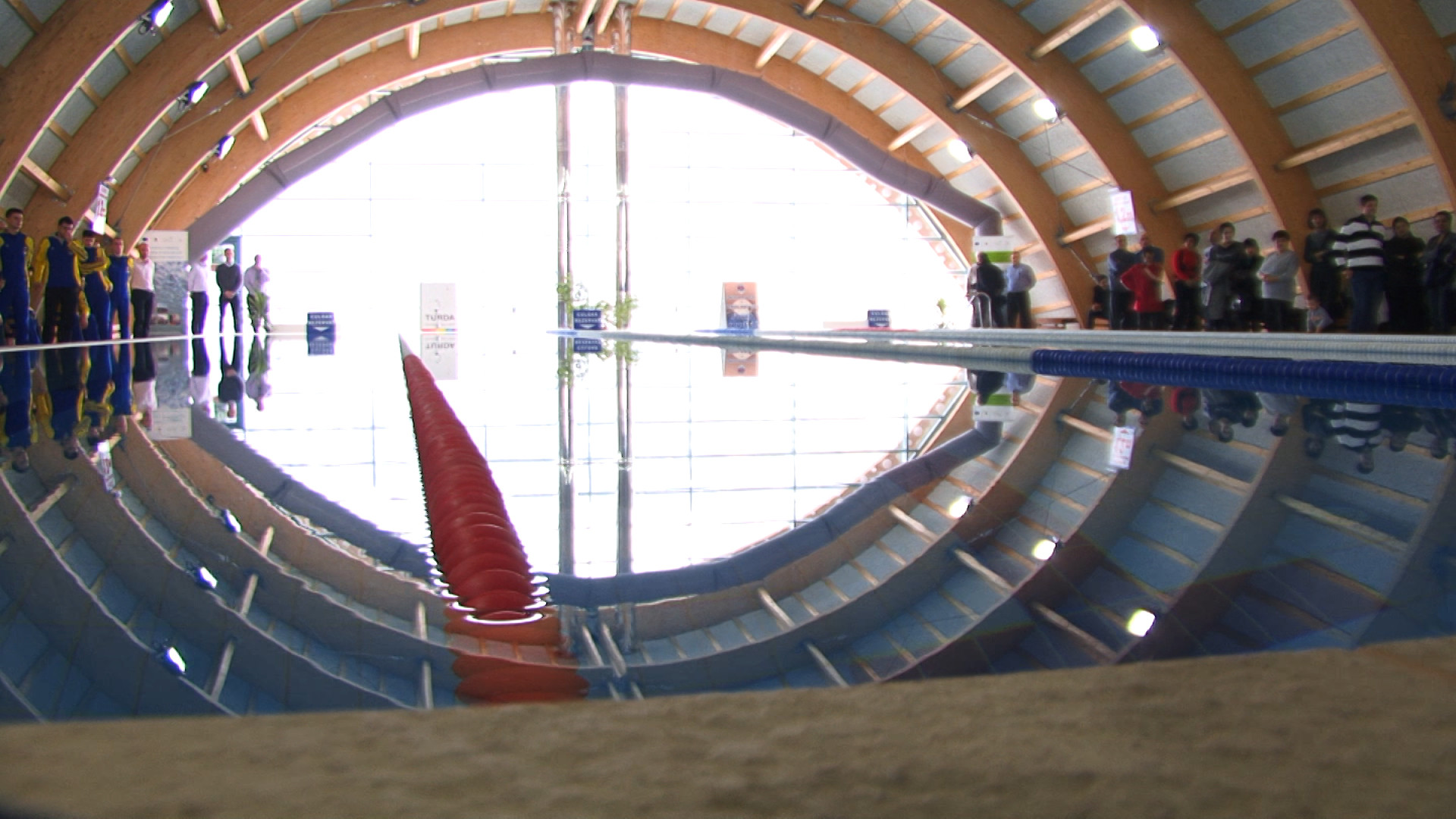 Liber la inot. Primul bazin acoperit din Turda si-a deschis portile