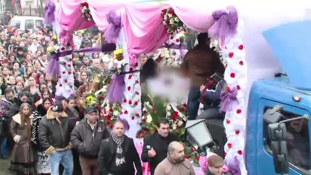 Tanara moarta dupa o operatie de marire a sanilor a fost inmormantata langa Ion Creanga