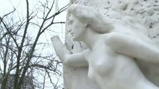 Statuia cu muza lui Mihai Eminescu a ramas iar fara mana. A fost rupta de un tanar neatent